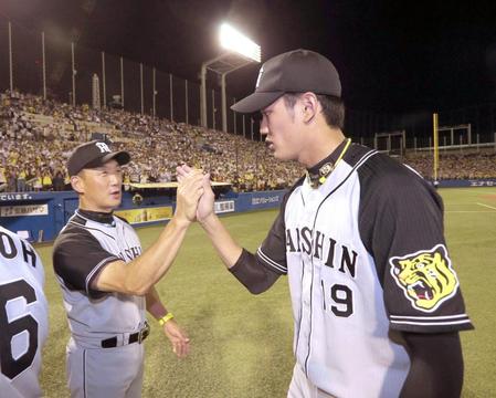 　金本監督と勝利のハイタッチをかわす藤浪（右）