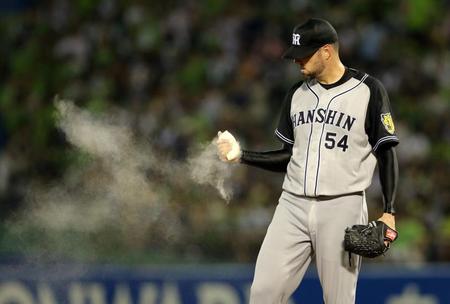 ３回、大乱調に荒々しくロジンを握りしめるメッセンジャー＝神宮（撮影・飯室逸平）