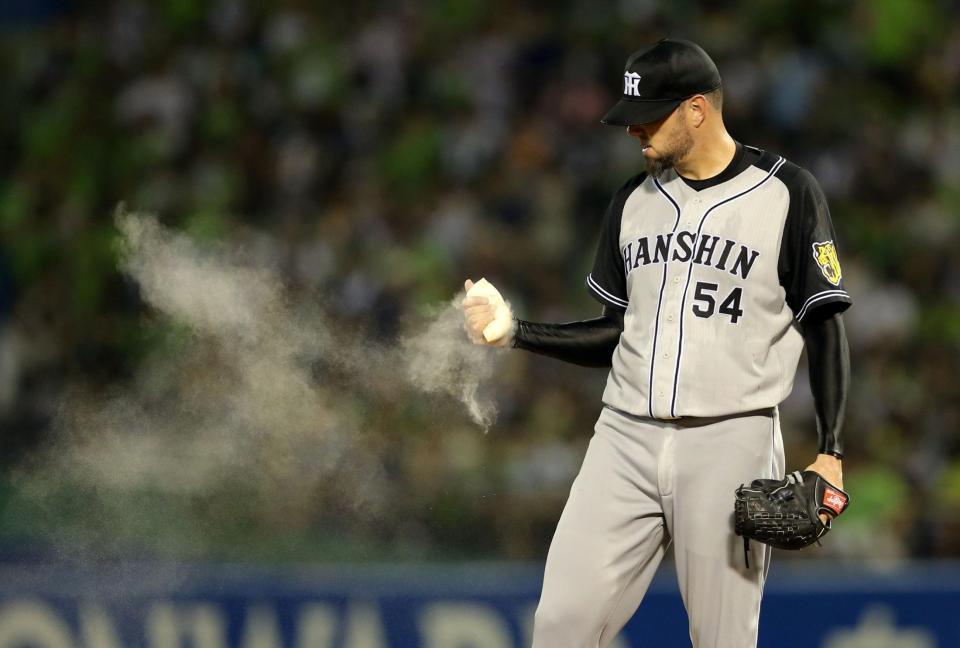 ３回、大乱調に荒々しくロジンを握りしめるメッセンジャー＝神宮（撮影・飯室逸平）