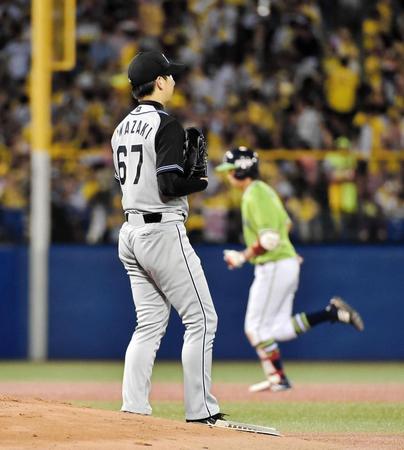 ４回ヤクルト無死一塁、山田哲人（右）の逆転２ランを浴びた阪神・岩崎優＝神宮球場（撮影・園田高夫）