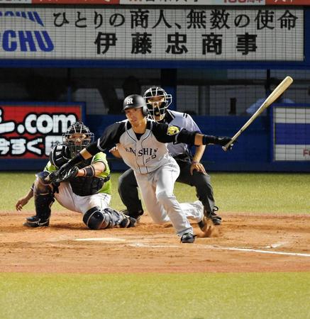 ９回、中前に同点適時打を放つ江越＝神宮（撮影・出月俊成）