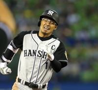 ３回、先制タイムリー三塁打を放ち必死の形相で激走する鳥谷＝神宮（撮影・飯室逸平）