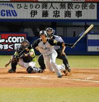 ９回、中前に同点適時打を放つ江越＝神宮（撮影・出月俊成）
