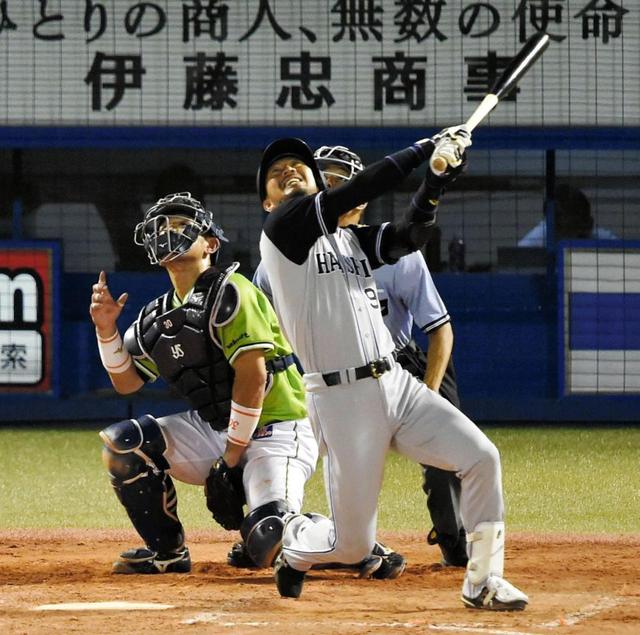 【写真】比屋根まさかの“タイムリー落球”　一時は阪神に逆転を許す