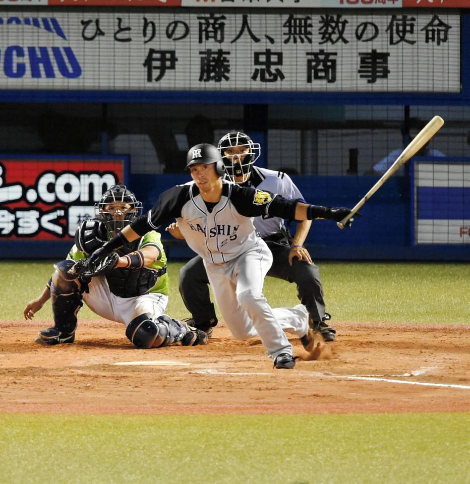 ９回、中前に同点適時打を放つ江越＝神宮（撮影・出月俊成）