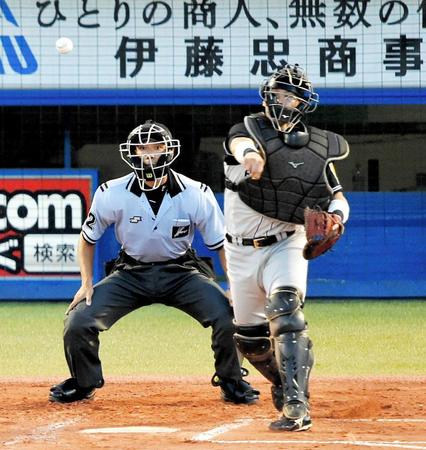 　１回、大引の二盗を阻止する原口