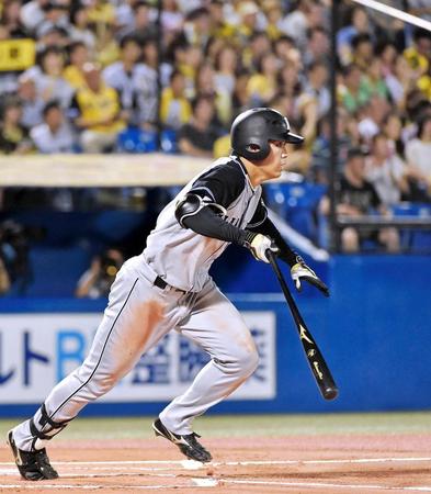 　６回、右前打を放つ高山（撮影・園田高夫）