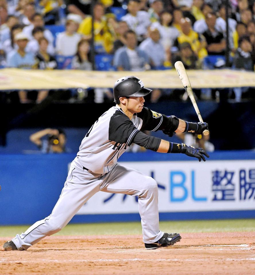 　９回、同点タイムリーを放つ江越（撮影・園田高夫）