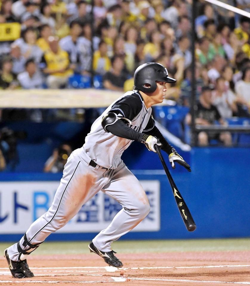 　６回、右前打を放つ高山（撮影・園田高夫）