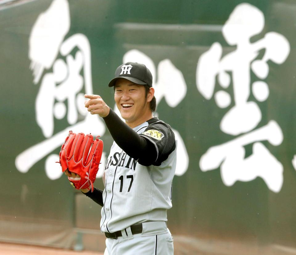 　明るい表情でキャッチボールする岩貞