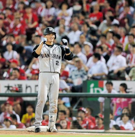 ６回阪神、勝ち越しの適時内野安打を放ち、塁上でガッツポーズする阪神・北條史也＝マツダスタジアム（撮影・高部洋祐）