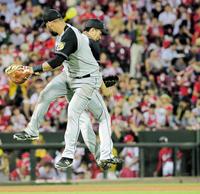 マウロ・ゴメス（左）と勝利のヒップタッチを交わす阪神・北條史也＝マツダスタジアム（撮影・吉澤敬太）