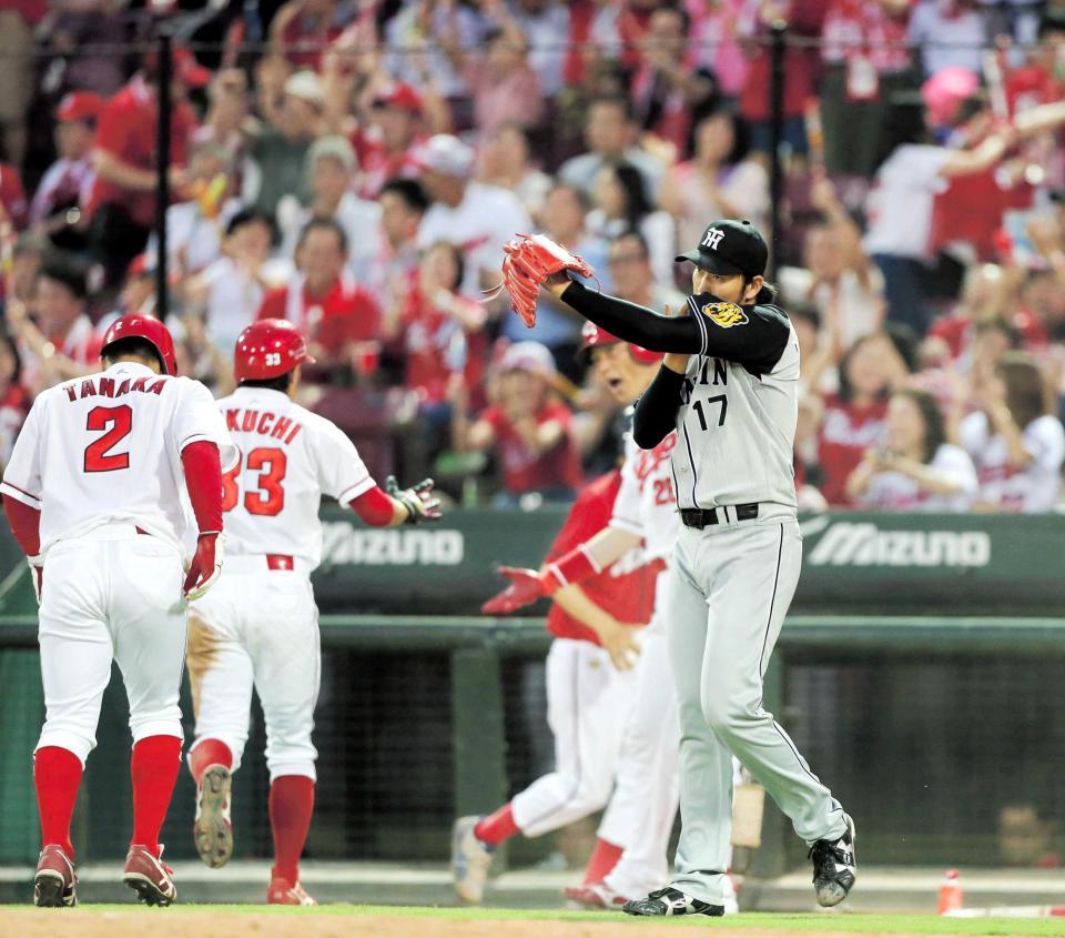 　３回、ルナに２点適時打を打たれ、（左から）田中、菊池の生還を許す岩貞（撮影・高部洋祐）