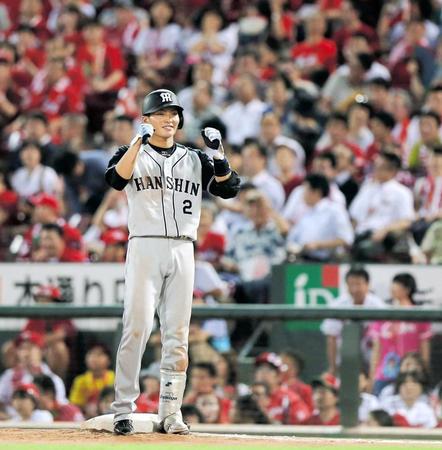 　６回、勝ち越しタイムリー内野安打を放ち、塁上でガッツポーズする北條（撮影・高部洋祐）