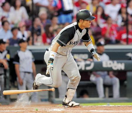 ４回、原口は左前に同点適時打を放つ