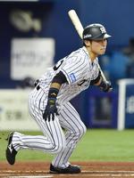 　１回阪神１死三塁、江越の一塁へのゴロが野選となり、三走が生還し先制＝京セラドーム