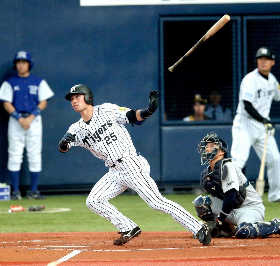 　４回、先制ソロを放つ江越（撮影・飯室逸平）