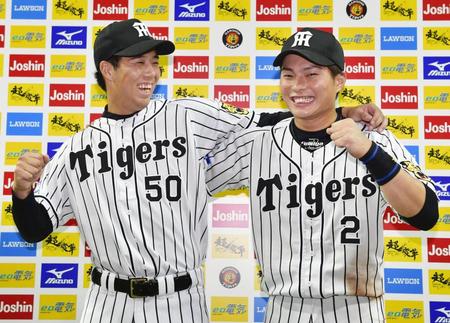 　笑顔でポーズをとる、３安打の阪神・北條（右）と４勝目を挙げた青柳＝京セラドーム
