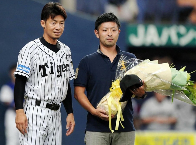 阪神 藤村富美男氏の生誕１００周年デー 背番号「１０」の帽子を着用