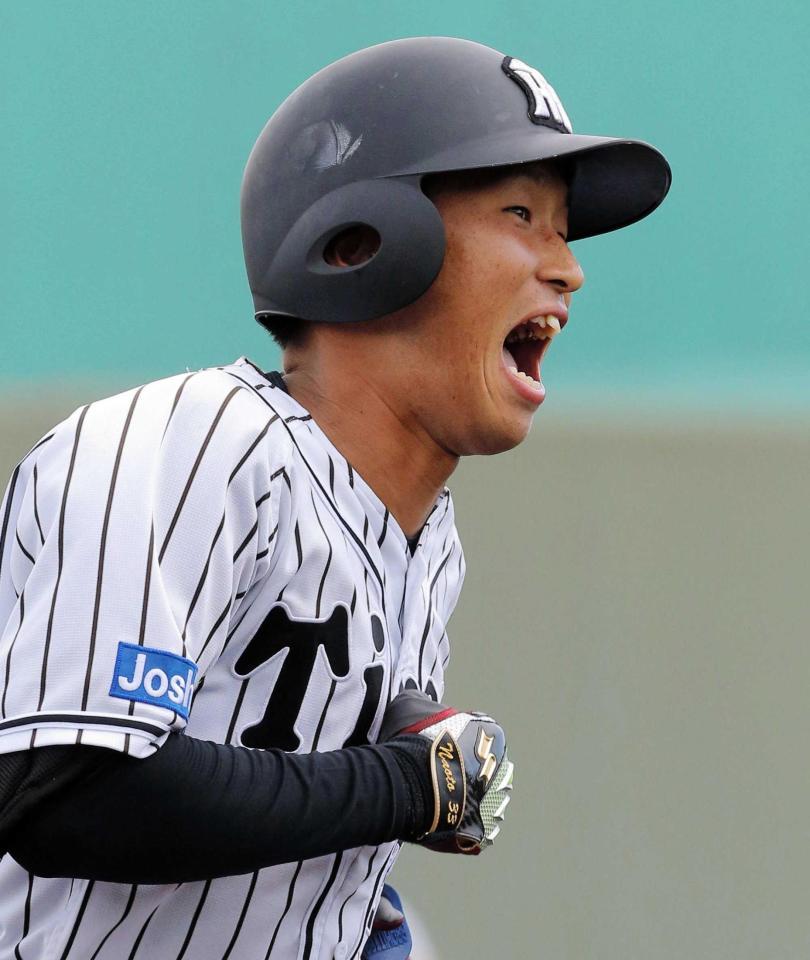 　延長１０回、サヨナラ本塁打を放ち、雄叫びを上げる西田（撮影・北村雅宏）