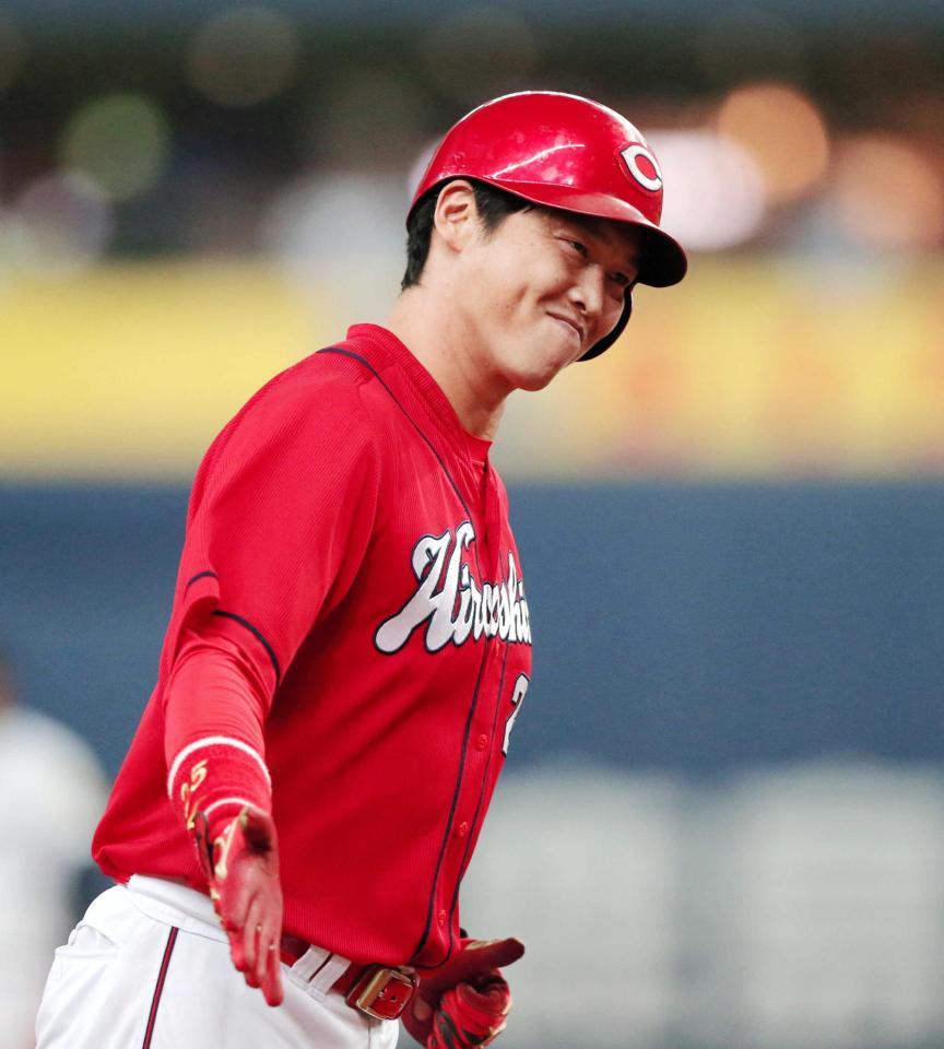 　７回、ソロを放ち、笑顔でダイヤモンドを回る新井