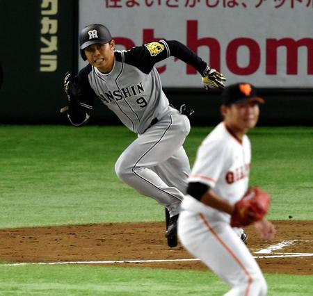 ４回阪神無死満塁、ショートへの併殺でなんとか打点を挙げた阪神・高山俊＝東京ドーム（撮影・出月俊成）