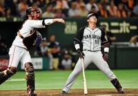 ５回、２打席連続見逃し三振に倒れた陽川（捕手・小林誠司）＝東京ドーム（撮影・園田高夫）