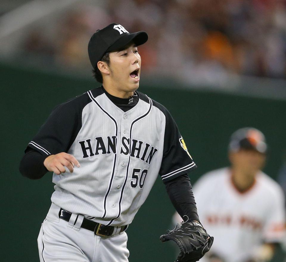 ５回、満塁のピンチでギャレットを三振に仕留め声を出す青柳＝東京ドーム（撮影・田中太一）