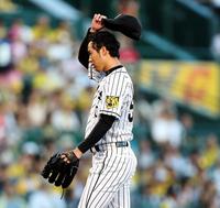 １回、ヤクルト・坂口にストレートの四球を与え、帽子を取る阪神・青柳＝甲子園（撮影・北村雅宏）