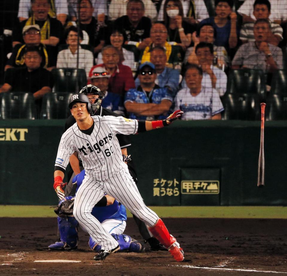 ５回、中越えにソロを放つ中谷