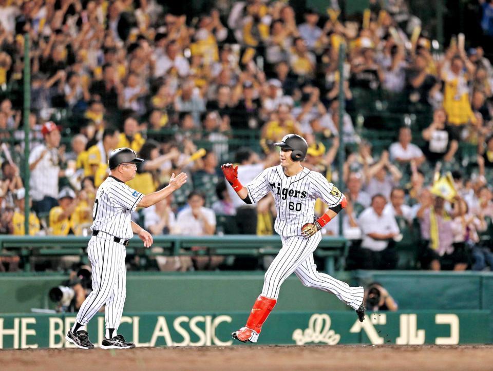 　５回、二者連続の本塁打となるソロを放ち、ダイヤモンドを回る中谷