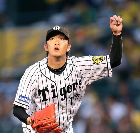 ２回ＤｅＮＡ無死、ＤｅＮＡ・ロペスに先制ソロを許し打球を見上げる阪神・岩貞祐太＝甲子園