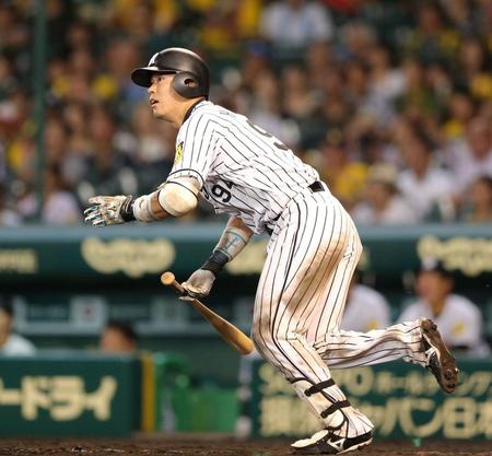 ８回、左越えへ勝ち越し２点適時打を放つ阪神・原口＝甲子園