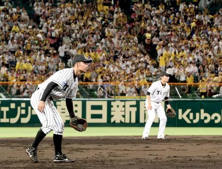 　北條（右）と三遊間を守る鳥谷（撮影・田中太一）