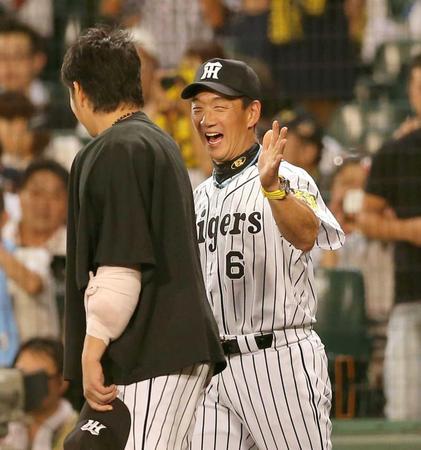 　勝ち星を挙げた岩貞をねぎらう金本監督（撮影・田中太一）