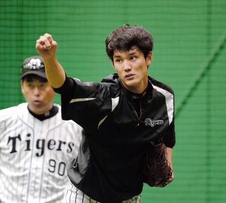 香田投手コーチ（左）の前でキャッチボールする阪神・藤浪晋太郎＝甲子園（撮影・佐藤厚）