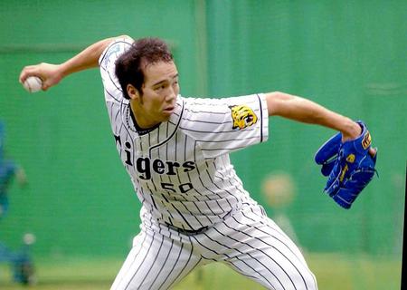 　キャッチボールで調整する青柳