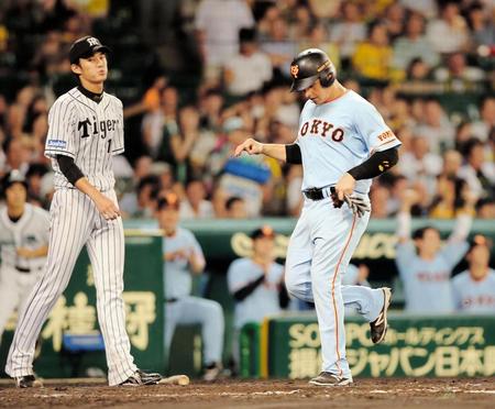 ４回巨人１死二塁、菅野智之に右中間適時二塁打を打たれた藤浪晋太郎（右は生還した二走・クルーズ）＝甲子園（撮影・持木克友）