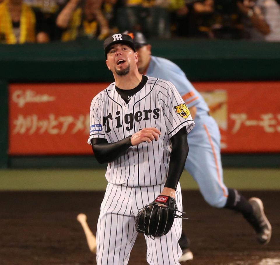 ３回、巨人・阿部に適時打を打たれ悔しがる阪神・メッセンジャー