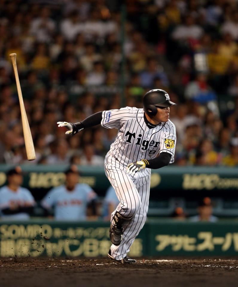 ４回阪神１死三塁、阪神・福留孝介は中前に先制適時打を放つ＝甲子園