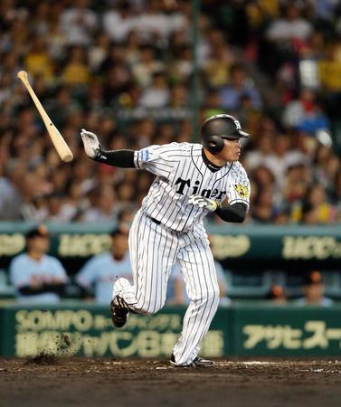 　４回、中前に先制となる適時打を放つ福留（撮影・山口登）