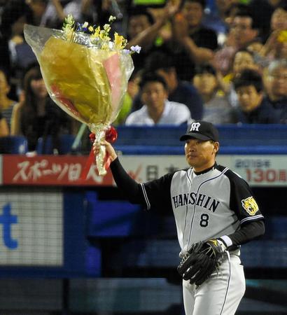 通算１５００試合出場を達成した福留＝神宮球場