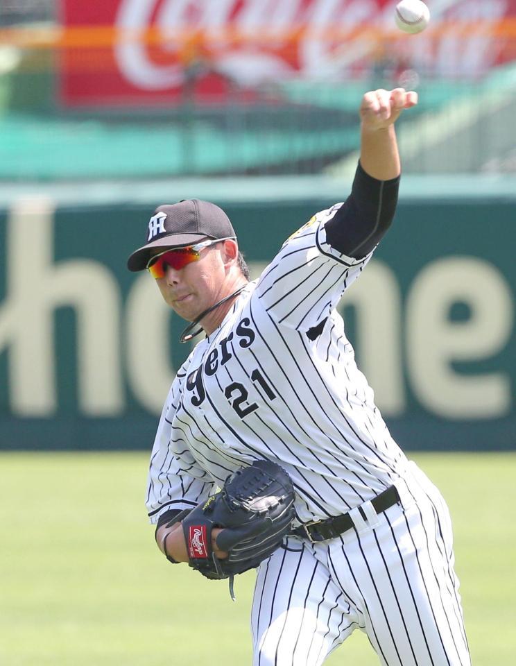 １軍に合流し、キャッチボールで調整する岩田（撮影・飯室逸平）