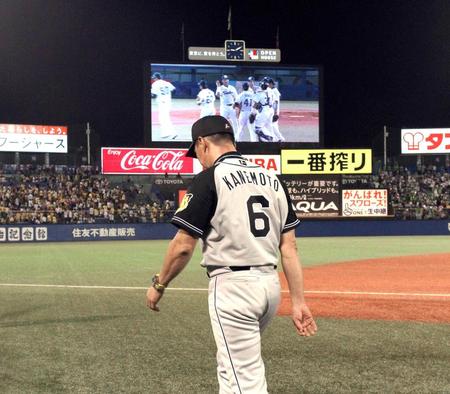 　勝利に沸くヤクルトナインを尻目にグラウンドを後にする金本監督（撮影・飯室逸平）