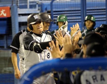 ７回、２ランを放ちナインとハイタッチをかわす福留＝神宮球場（撮影・飯室逸平）