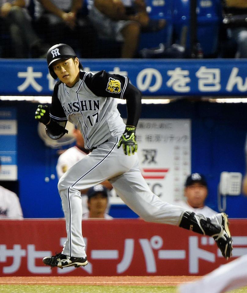 ６回、適時打を放ち一塁に向かう岩貞＝神宮球場（撮影・堀内翔）