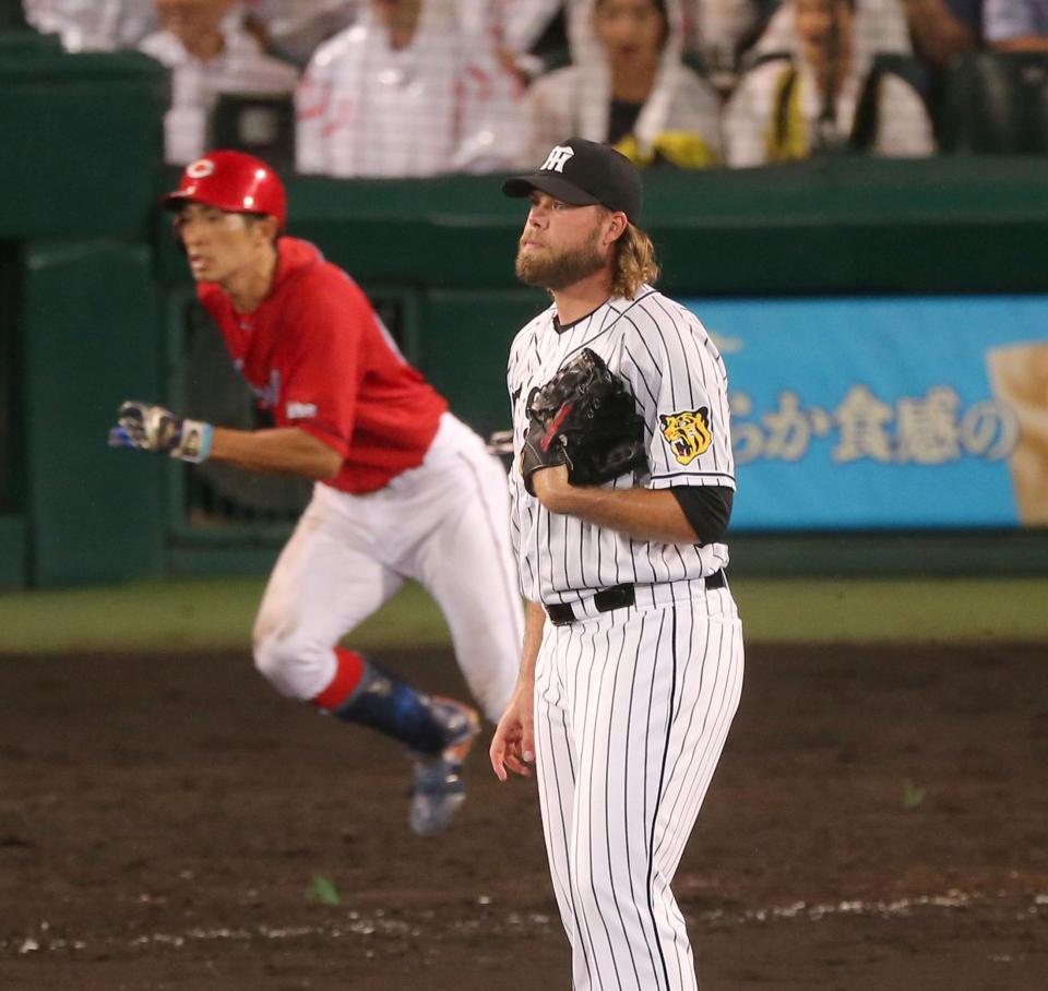 広島・安部に適時三塁打を打たれる阪神・サターホワイト＝甲子園（撮影・飯室逸平）