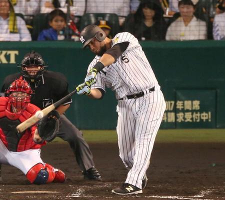 ３回阪神２死、中前打を放つ阪神　マウロ・ゴメス＝甲子園（撮影・飯室逸平）