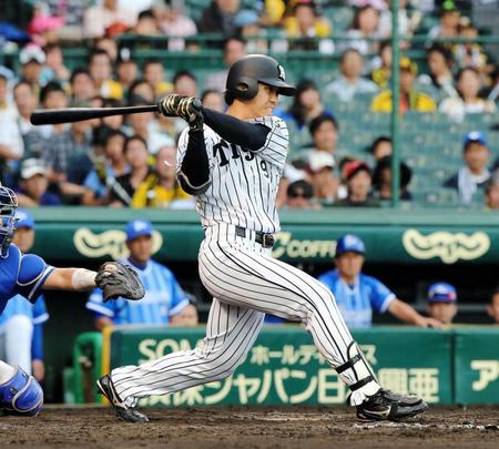 ７回阪神２死一、二塁、右前適時打を放つ高山俊＝甲子園（撮影・持木克友）