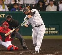 ３回阪神２死、中前打を放つ阪神　マウロ・ゴメス＝甲子園（撮影・飯室逸平）